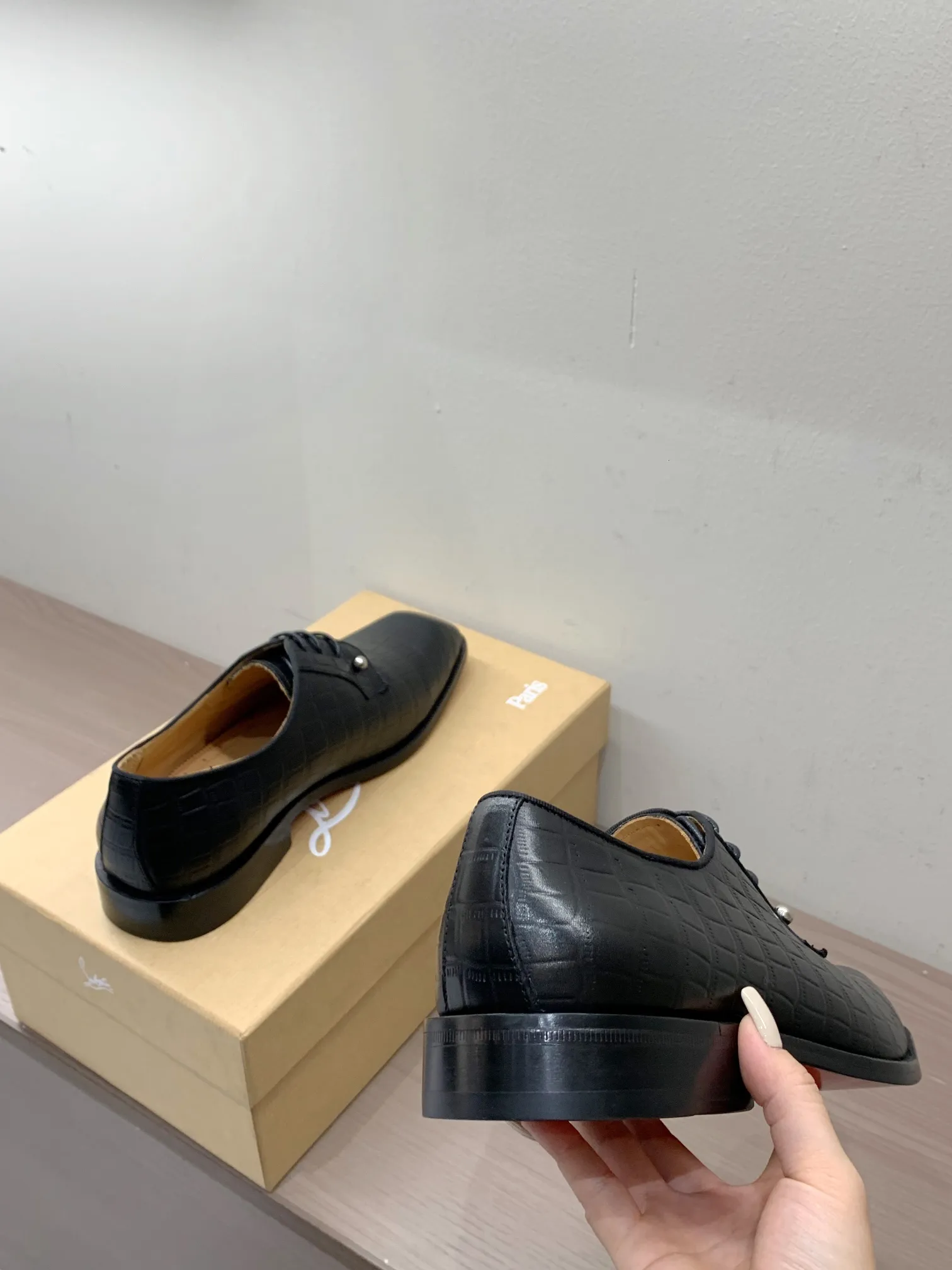 [CL red sole shoes] Top P: 1020💰 Size 39-44 (38.45.46 custom-made, non-returnable) Christian Louboutin men's classic Oxford shoes, men's business formal leather shoes💫Original molding, 1:1 replica, specially made for nobles. The unique shoe shape is unique and 100% comfortable! The whole shoe is made of imported Italian cowhide material, carefully selected, with fine pores and rich luster. Cow leather lining, soft and comfortable, sweat-absorbent and breathable. Genuine leather outsole, non-slip and wear-resistant, full of texture, elegant and luxurious overall, integrating comfort, formality and luxury! The Rolls Royce of shoes!